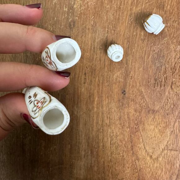 Vintage JAPAN White‎ Porcelain Spoon Gold Floral Accent Salt and pepper Shakers - Picture 8 of 9